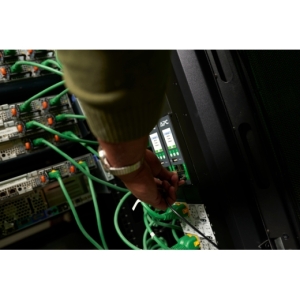 APC APDU10350SW - Switched, 0U, 32A, 400V, (24x)C13/15 + (24x)C13/15/19/21, IEC60309 32A 3Fase stekker