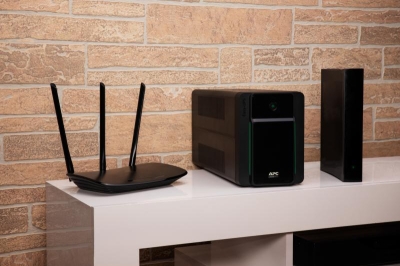 APC Easy UPS 1600VA  230V  AVR  Schuko